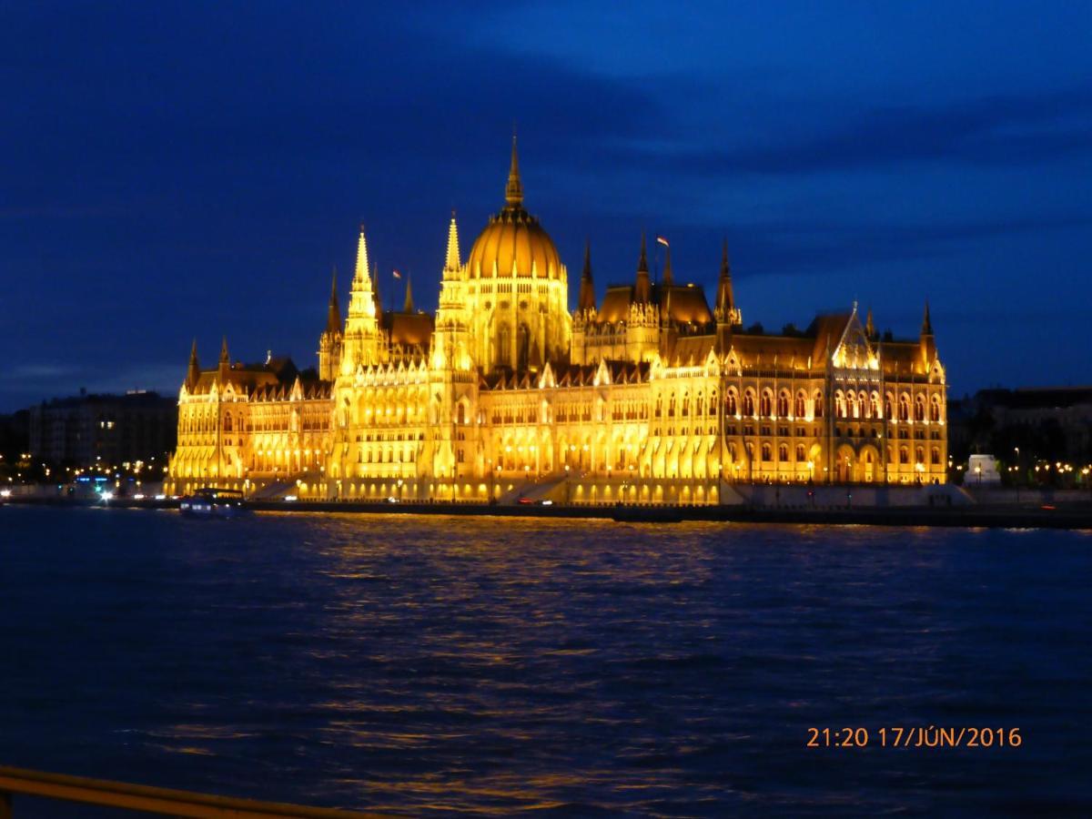 Elegant Apartment With Buda Castle View Budapest Ngoại thất bức ảnh
